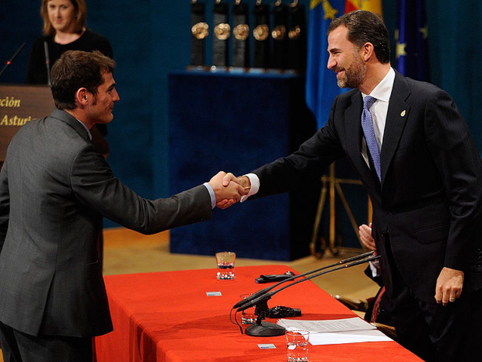Tal y como le había prometido a su entrenador Jose Mourinho, Florentino Pérez devolvió al capitán iker casillas a la concentración del Real Madrid antes de las diez de la noche.
