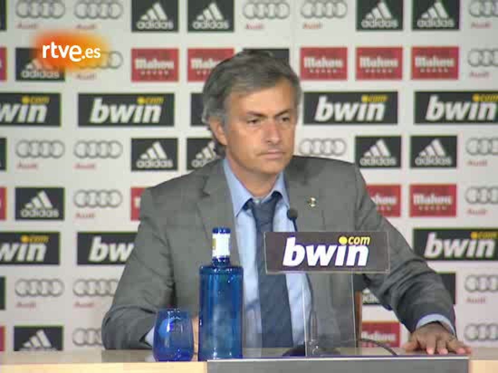 El entrenador del Real Madrid, José Mourinho, se mostró  "contentísimo" tras la goleada que endosaron los suyos (6-1) al  Racing de Santander, pero aseguró que no pueden dejarse llevar por la  emoción de la afición merengue porque "entrenadores grand
