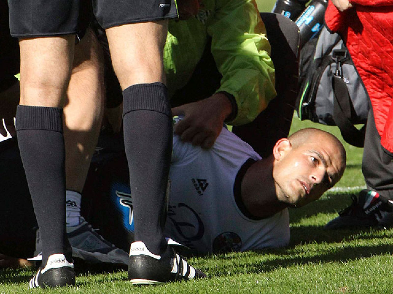 El futbolista de la Unión Deportiva Salamanca Miguel García  "evoluciona favorablemente" de la parada cardiorrespiratoria que  sufrió este domingo durante el partido que enfrentaba a su equipo con  el Real Betis, correspondiente a la novena jornada d