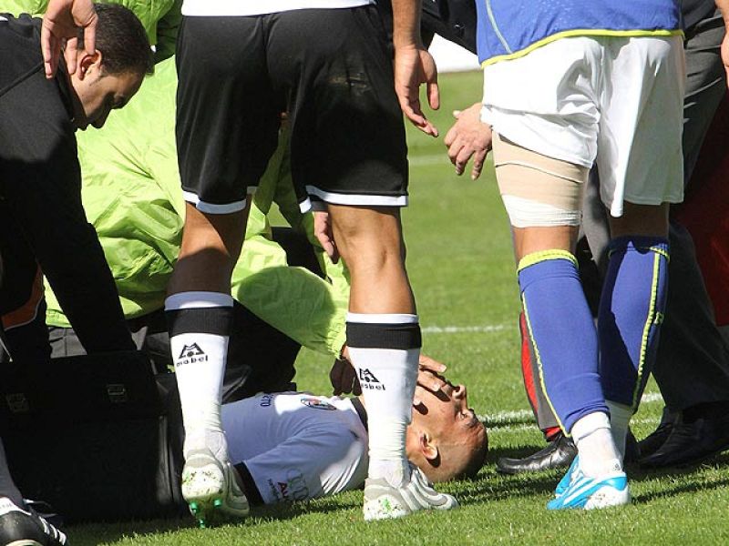 La lista de futbolistas que sufren paros cardiacos mientras juegan un partido sigue creciendo.