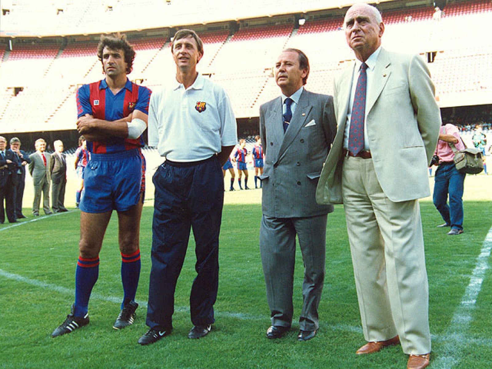 Núñez dimite tras presidir 20 años el Barça