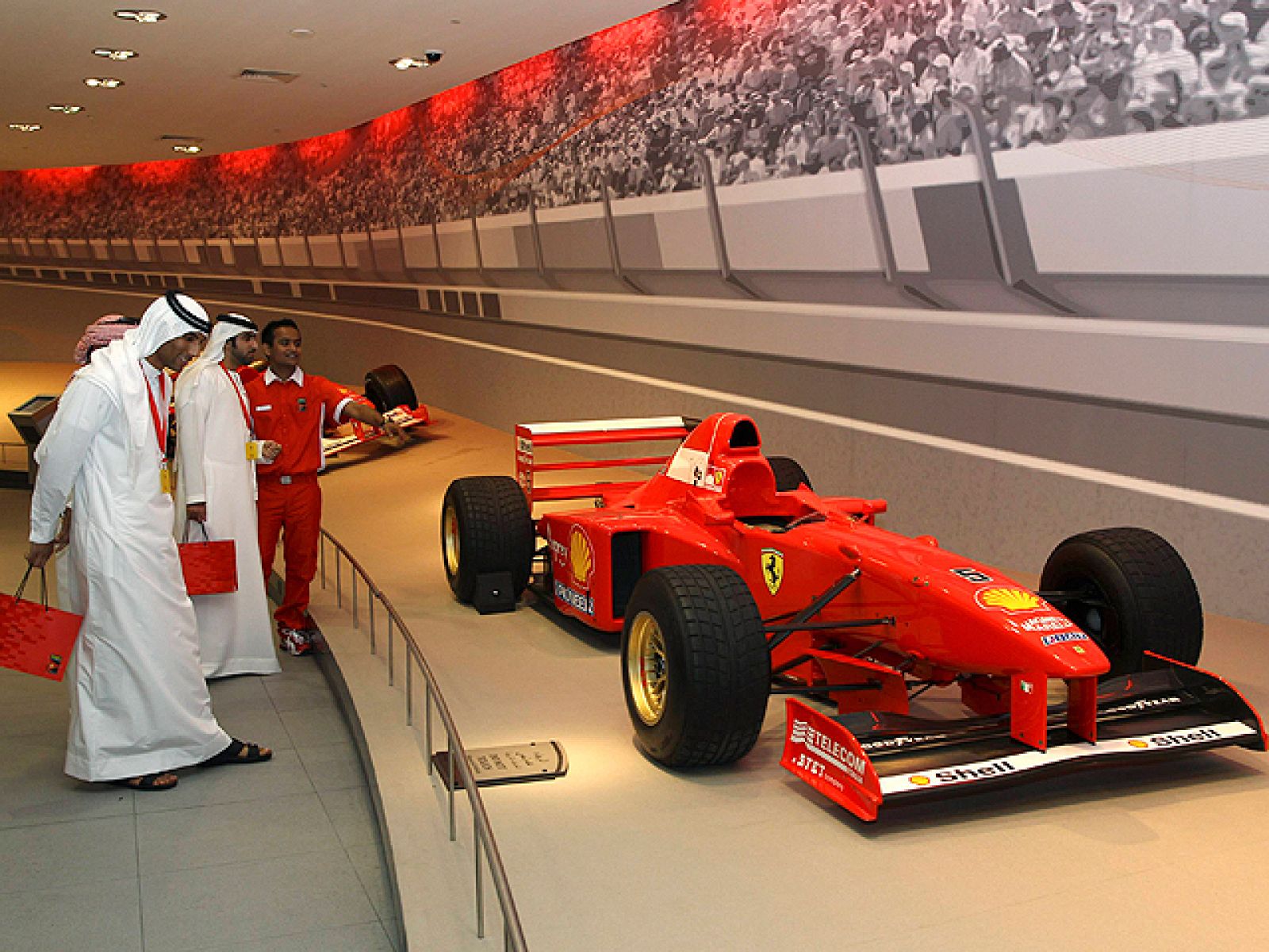 La marca automovilística Ferrari ha inaugurado un parque temático sobre la marca en Abu Dhabi, con réplicas de sus coches y atracciones de todo tipo.