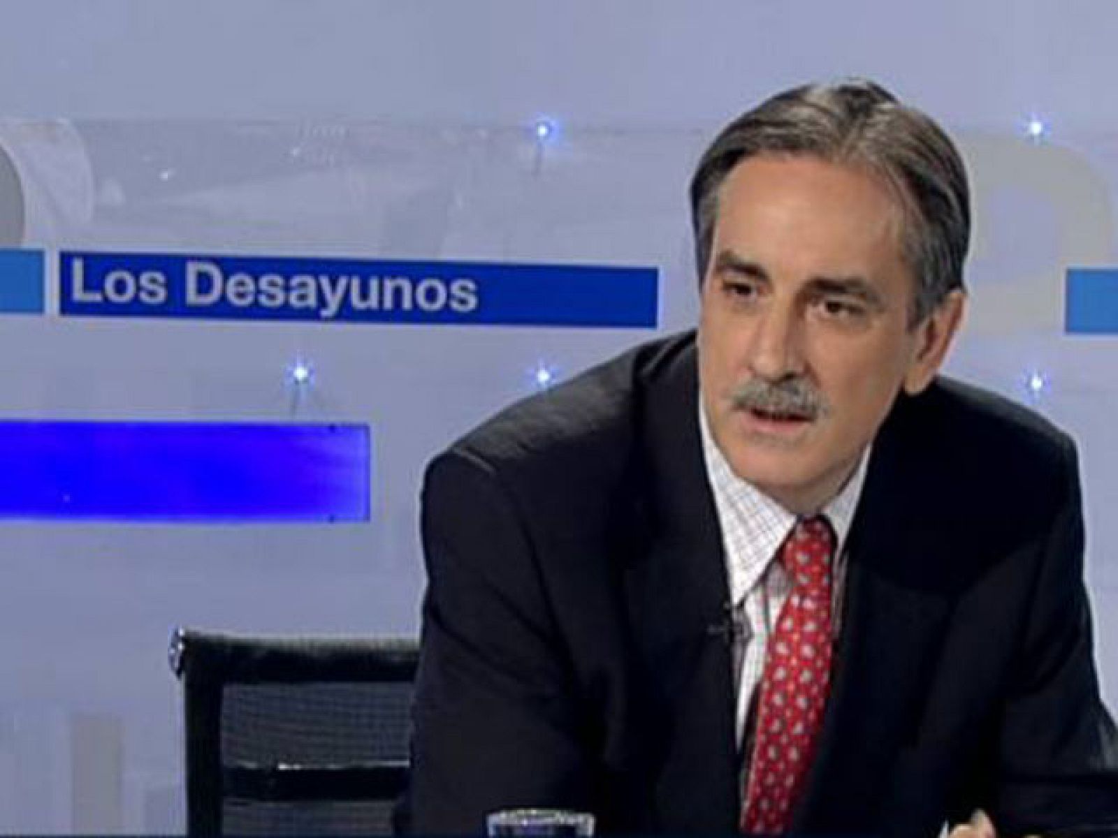 El ministro de Trabajo no cree que sea el momento de suspender la ayuda de 426 euros