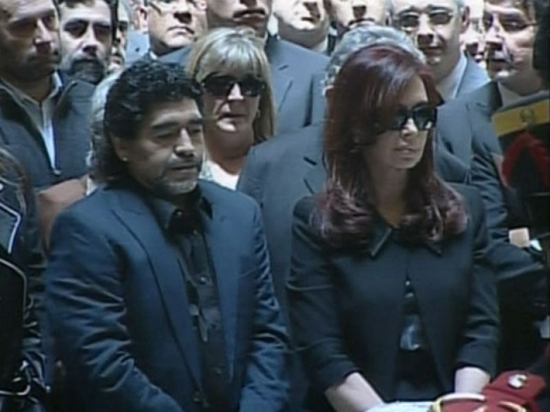 Diego Armando Maradona llega a la capilla ardiente de Néstor Kirchner