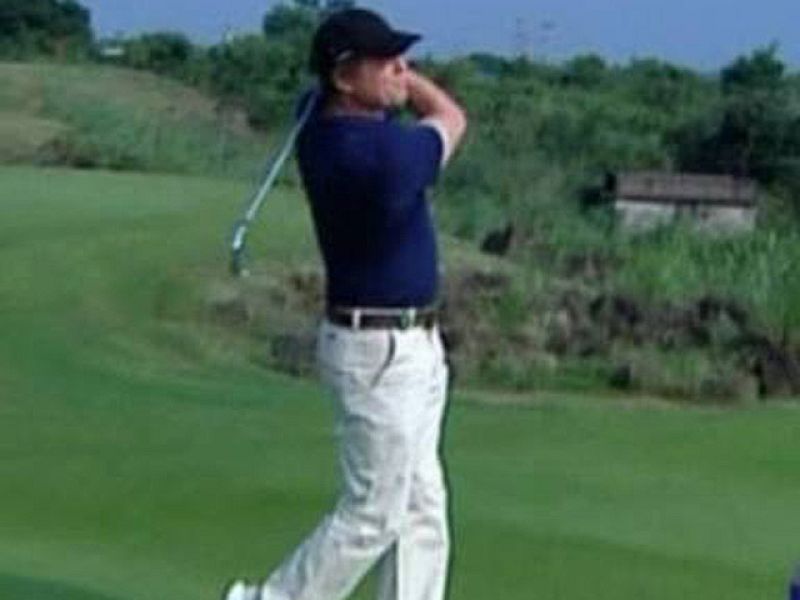 Actores de la talla de Hugh Grant o Catherine Zeta-Jones han participado en un torneo que intenta demostrar que se puede jugar al golf sin dañar al medio ambiente.