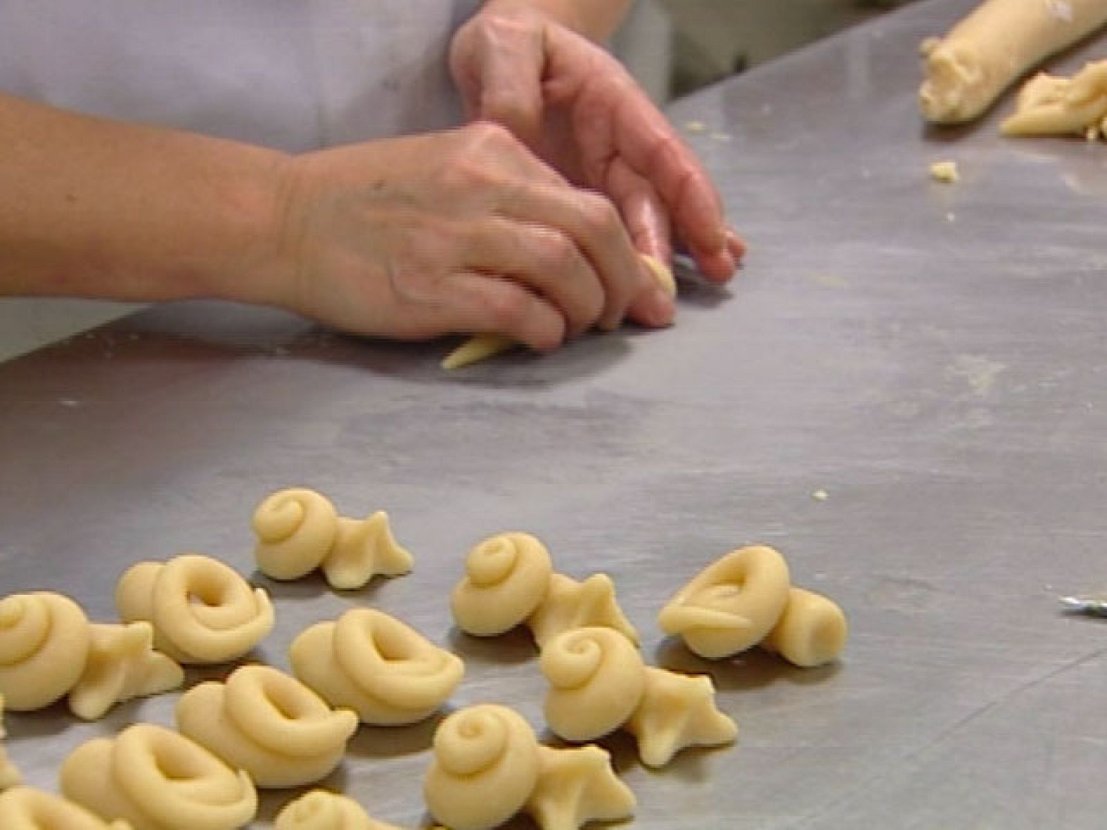 En las fábricas de turrón y mazapán ya huele a Navidad | Ver