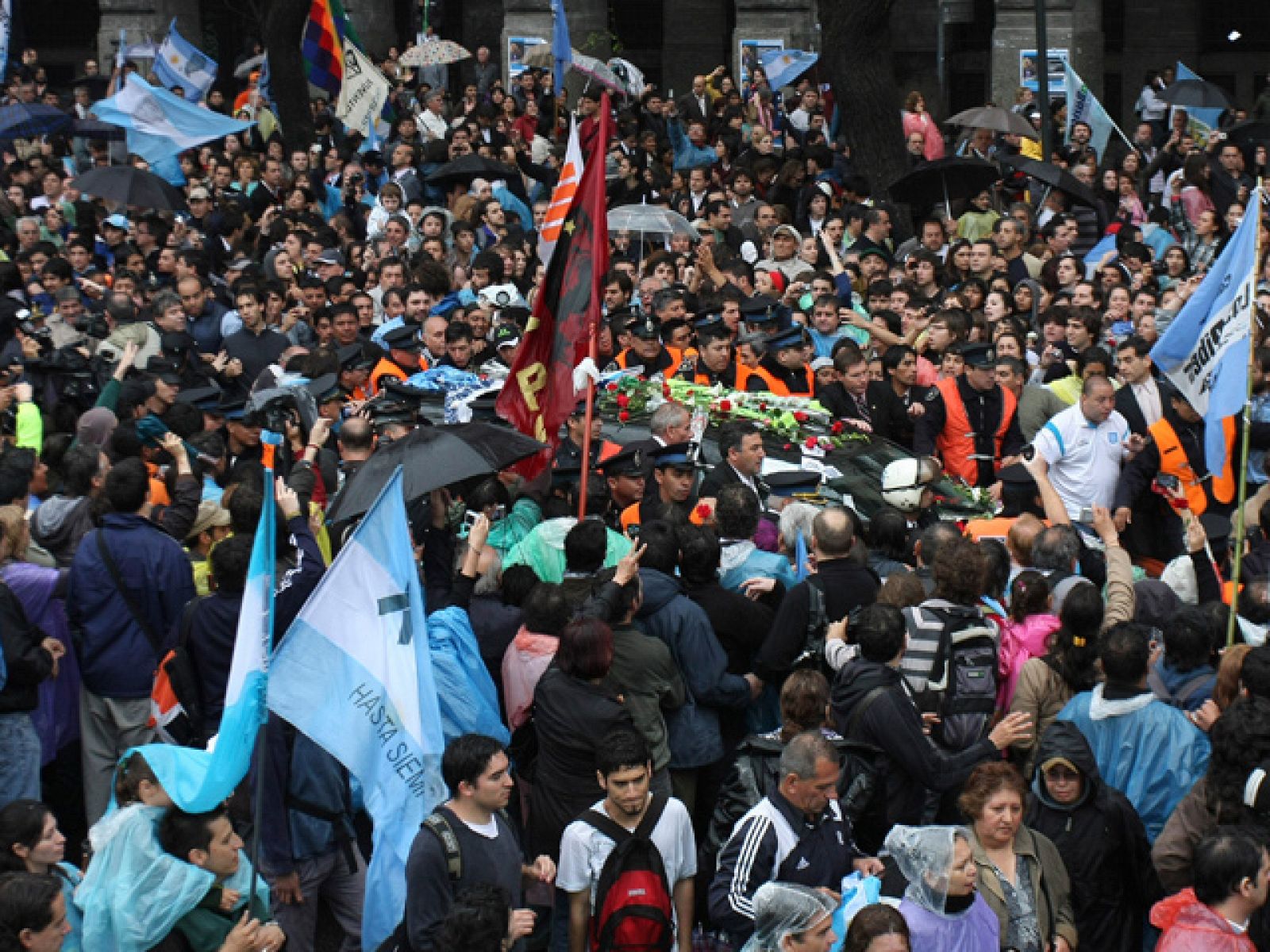 El coche fúnebre con los restos de Néstor Kirchner recorre las calles de Buenos Aires | Ver