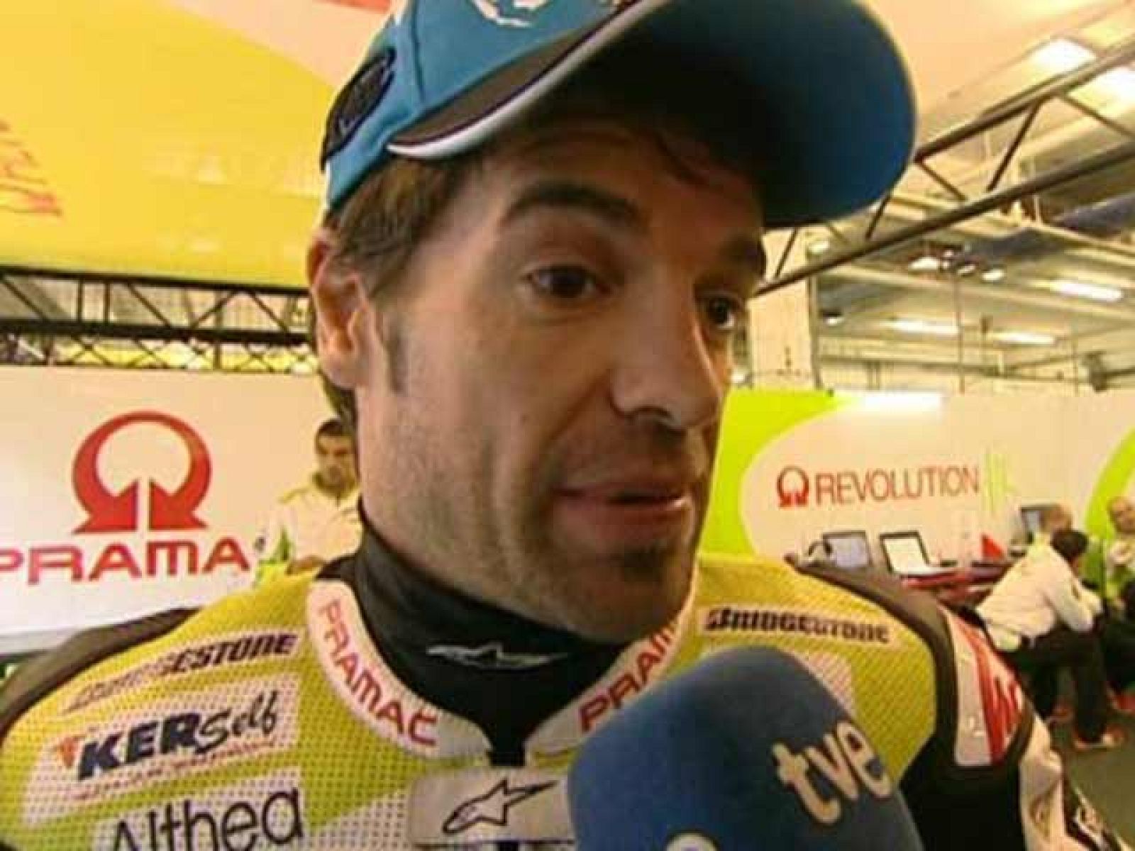 La intensa lluvia ha empañado la reaparición de Carlos Checa en el Mundial de MotoGP.