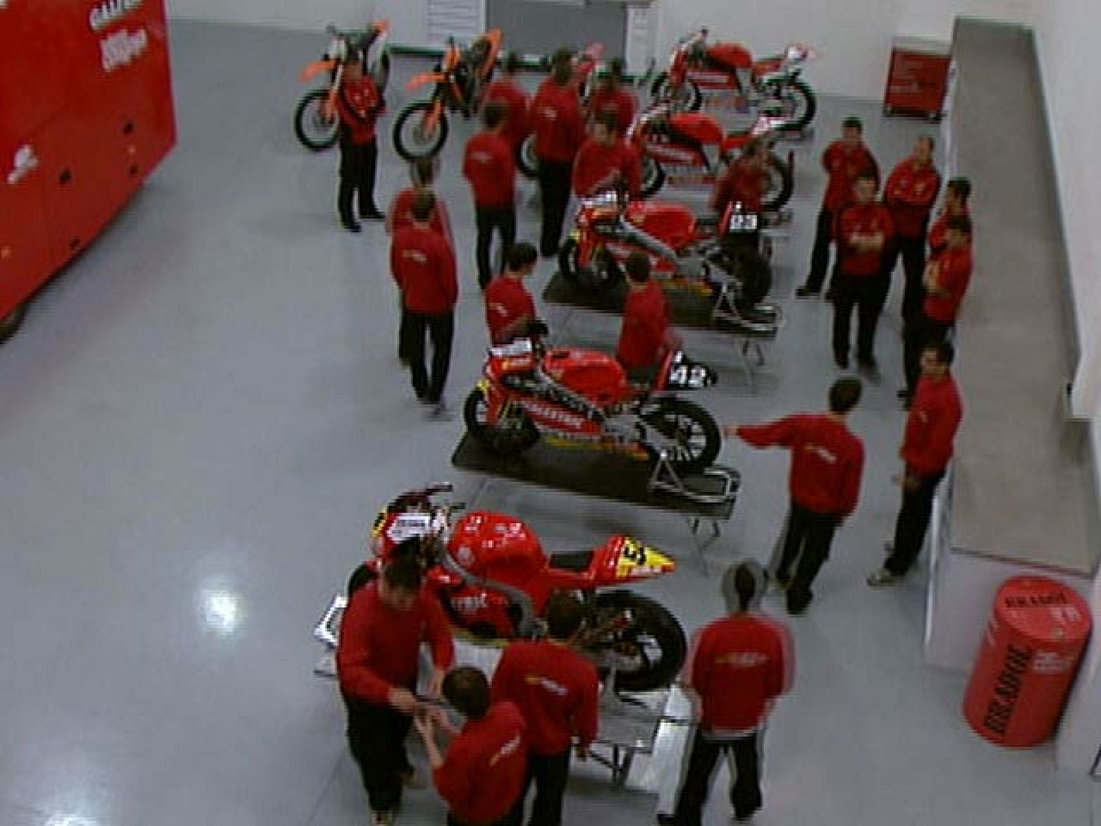 Emilio Alzamora hace posible el sueño de muchos chicos de convertirse en mecánicos profesionales de competición.