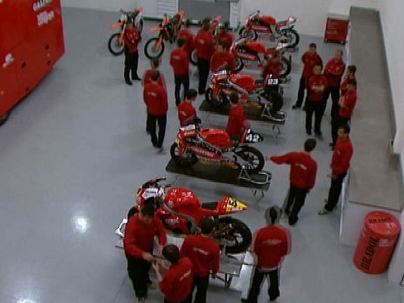 Emilio Alzamora hace posible el sueño de muchos chicos de convertirse en mecánicos profesionales de competición.