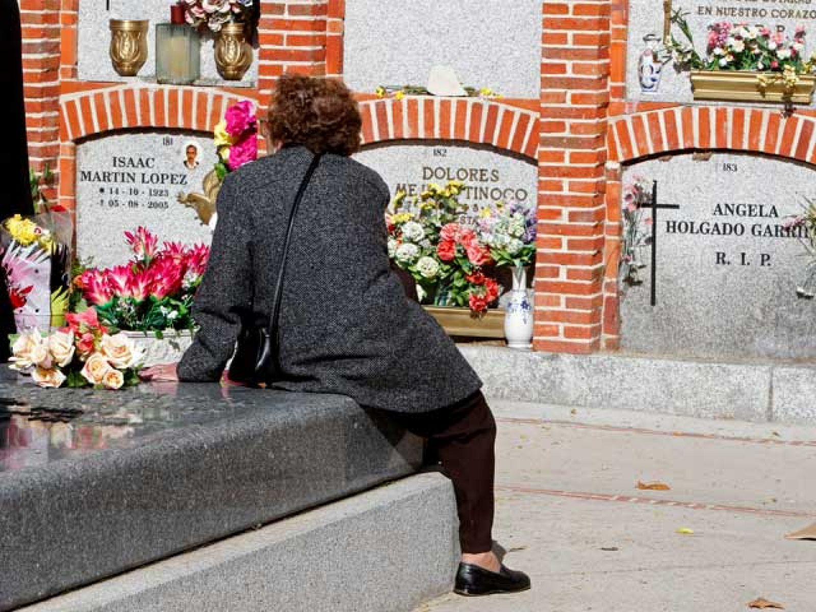 Día de visitas en los cementerios | Ver