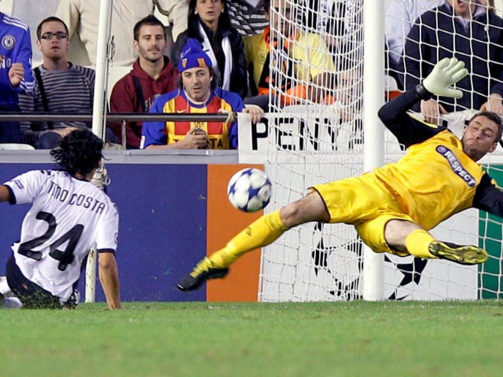 El argentino remata de primeras un centro desde la derecha del lateral Miguel