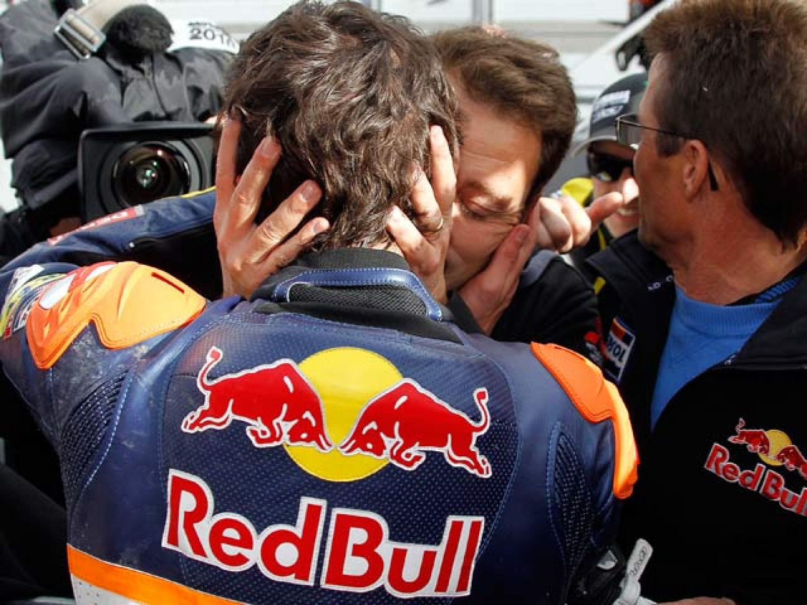 El trigésimo 'Paddock GP' ofrece toda la información referente al Gran Premio de Portugal, con las victorias de Lorenzo, Brdl y Márquez. Entre otras muchas cosas, el programa hace especial hincapié en la heroica victoria de Marc Márquez.