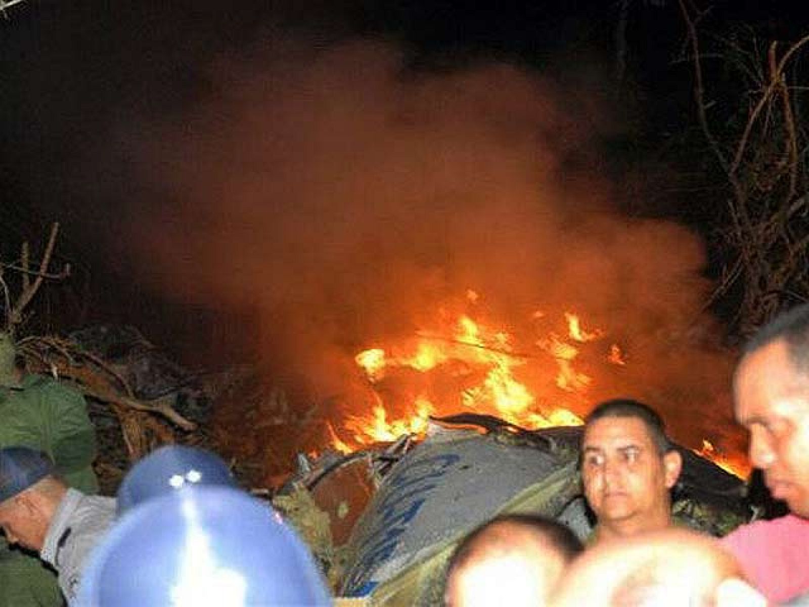 Un avión con 61 pasajeros y siete tripulantes se estrella en el centro de Cuba | Ver