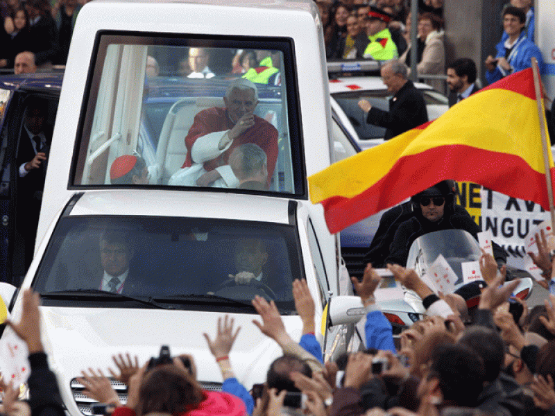 Los cánticos han acompañado a los fieles en su espera a la llegada del Papa