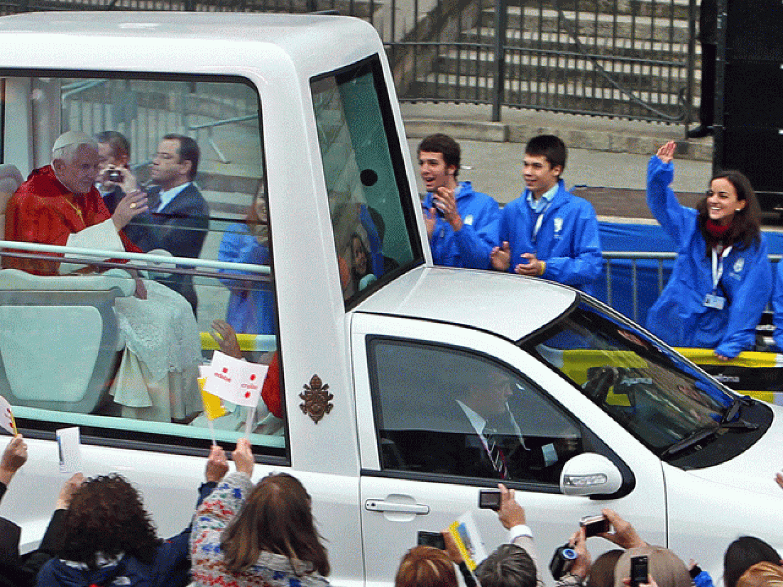 Cientos de voluntarios han madrugado para ayudar a la organización del viaje del papa Benedicto XVI