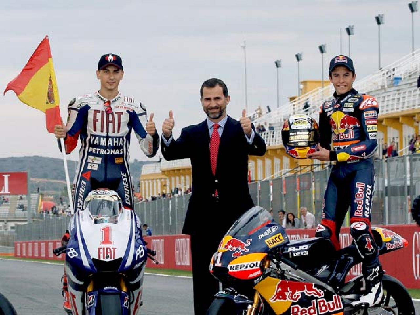 El Príncipe Felipe ha acompañado a los tres campeones españoles en la foto oficial: Lorenzo, Elías y Márquez.