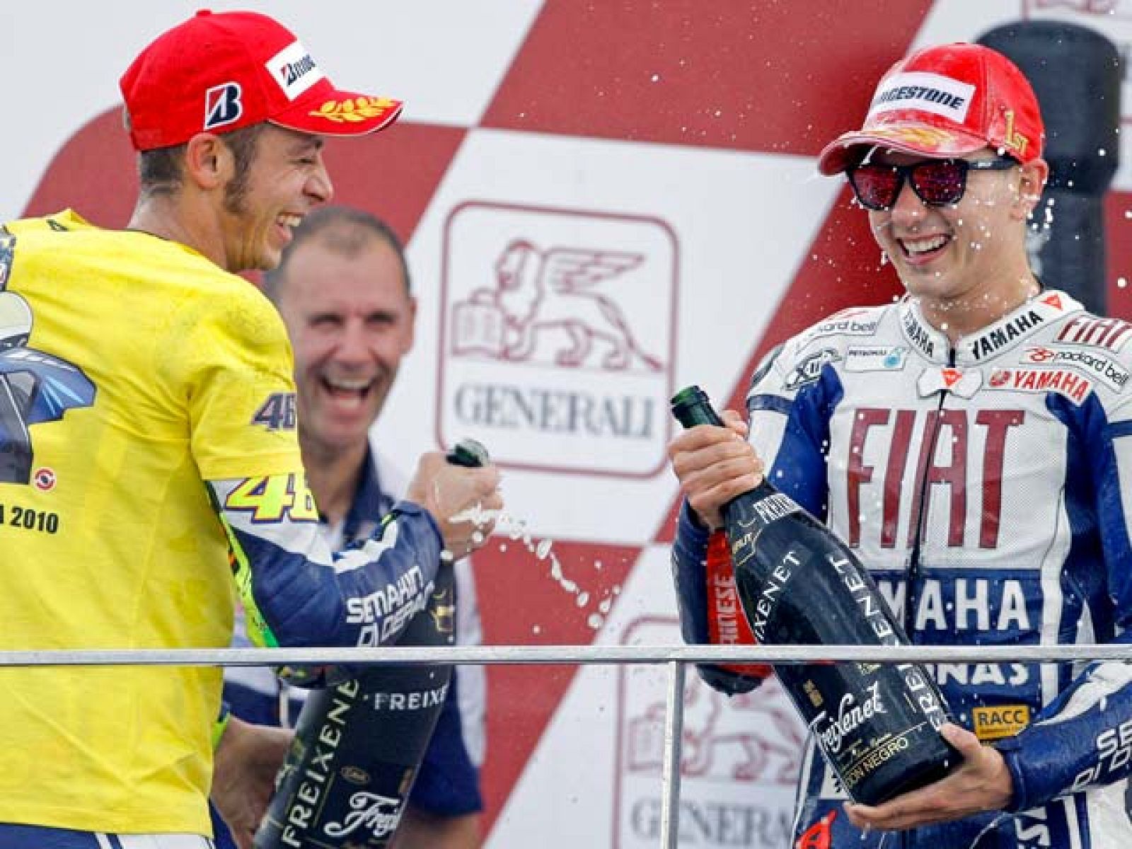 Jorge Lorenzo estuvo a punto de caerse en la carrera del GP de la Comunitat Valenciana, pero consiguió rehacerse y ganó la carrera.