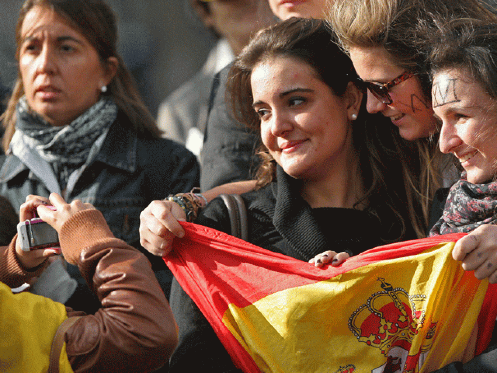 Los fieles han madrugado para poder ver de cerca al papa Benedicto XVI, algunos a las cinco de la mañana ya estaban guardando sitio. (07/11/2010)