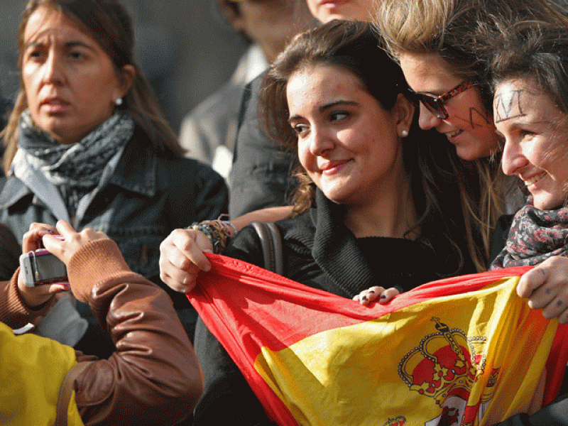 Los fieles han madrugado para poder ver de cerca al papa Benedicto XVI, algunos a las cinco de la mañana ya estaban guardando sitio. (07/11/2010)
