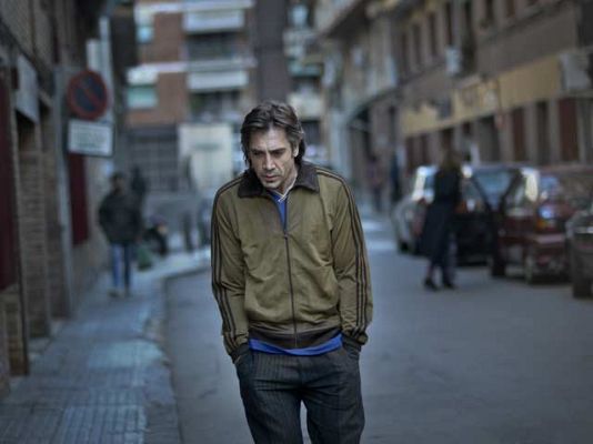  - Uxbal (Javier Bardem) y los pájaros