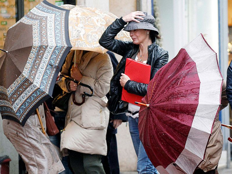 Alerta roja en todo el Cantábrico por fuertes vientos, que barren toda España | Ver