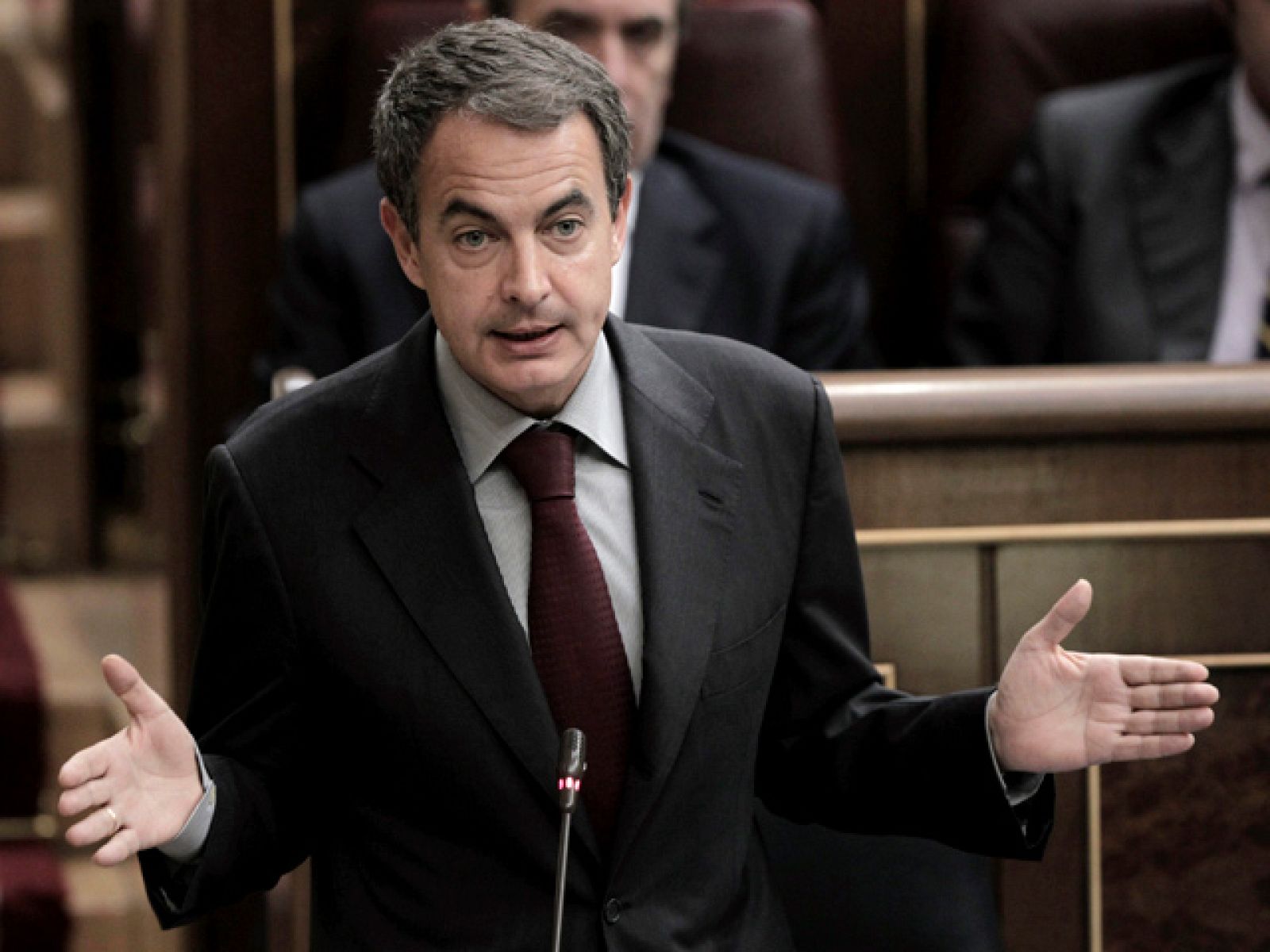 Cruce de acusaciones entre Zapatero y Rajoy por el veto a la congelación de las pensiones | Ver