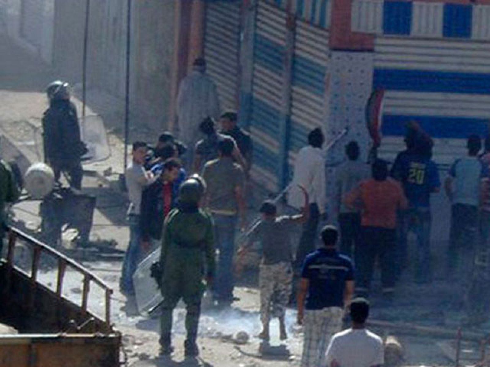 La policía marroquí busca en El Aaiún a los líderes saharauis del campamento desalojado | Ver