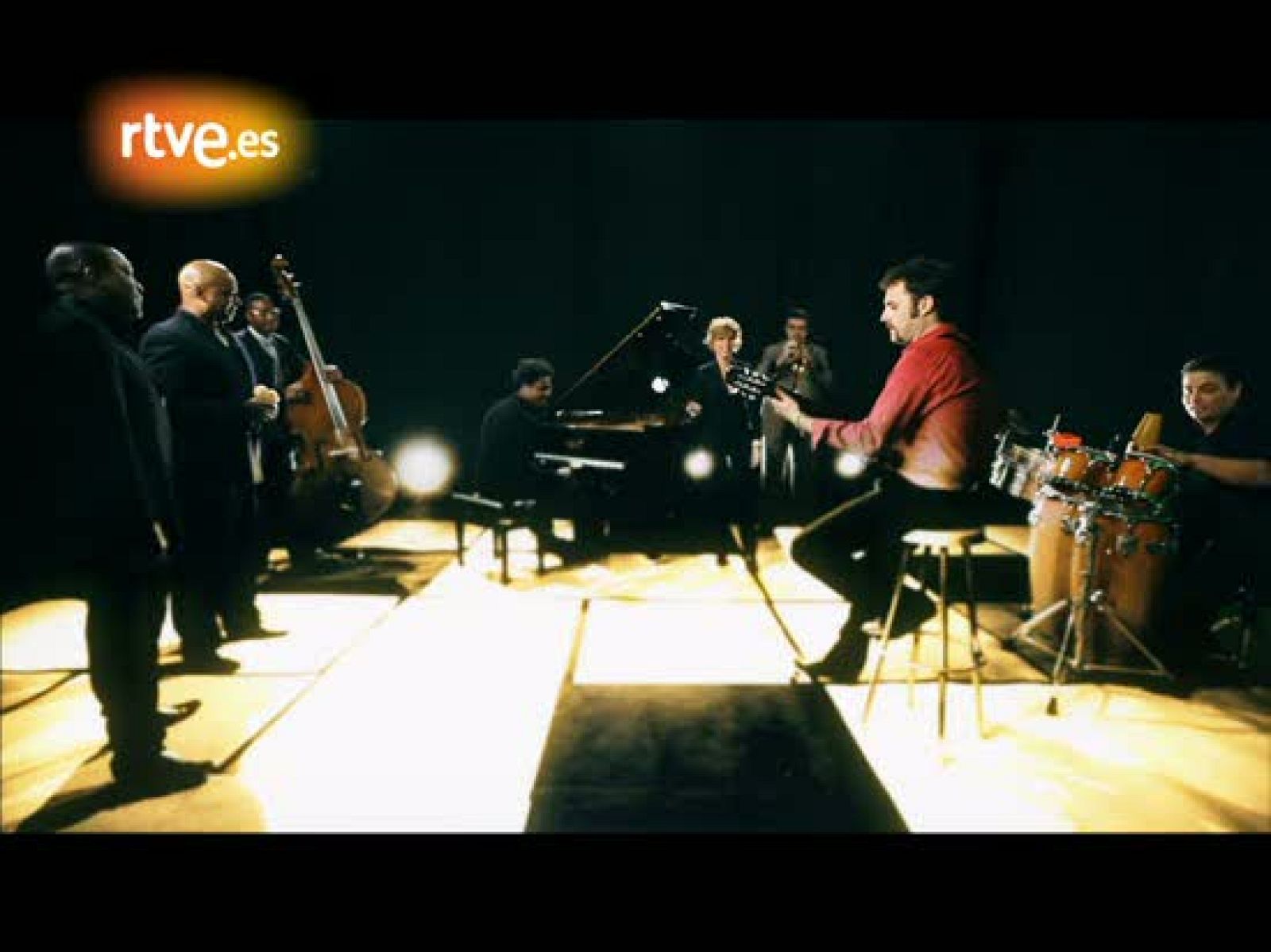 Sole Giménez: 'Un ramito de violetas'. Con este clásico inmortal presenta la cantante Sole Giménez su nuevo disco, 'Pequeñas cosas'.