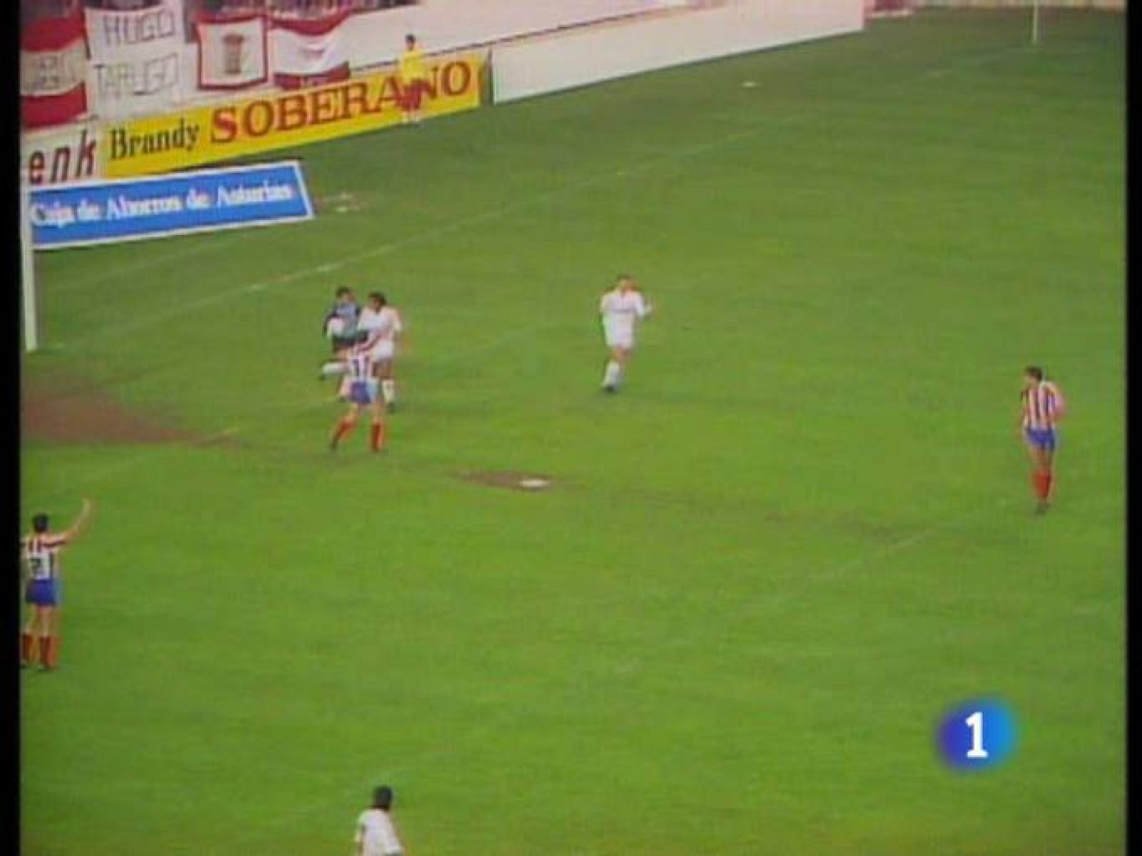 El estadio de El Molinón fue el primero en empezar a cantar "así gana el Madrid" para protestar por las actuaciones arbitrales