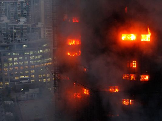  - Arde un rascacielos en Shangai