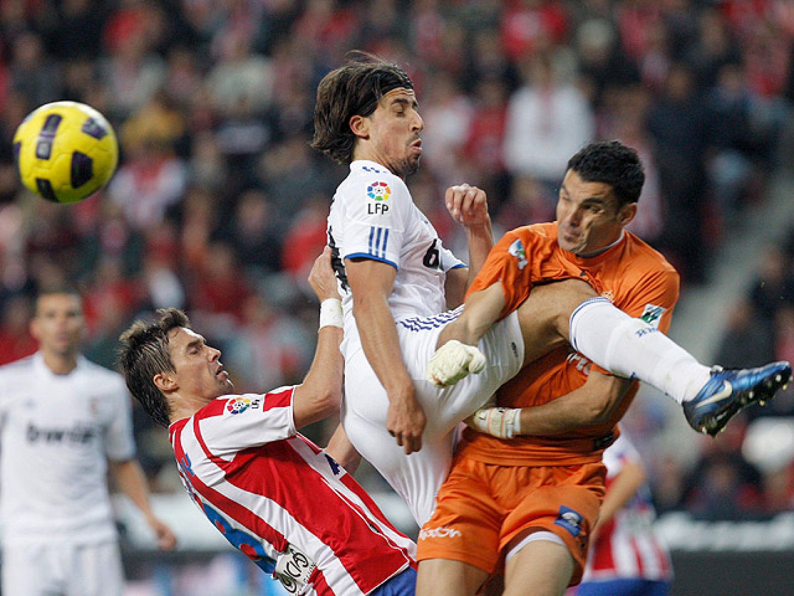 El encuentro que disputaron Real Madrid y Sporting de Gijón recordó a aquellos míticos choques de ambos equipos en las décadas de los 70 y los 80. Ambiente caldeado desde antes de empezar, el público metido de lleno, juego intenso y un pequeño fallo