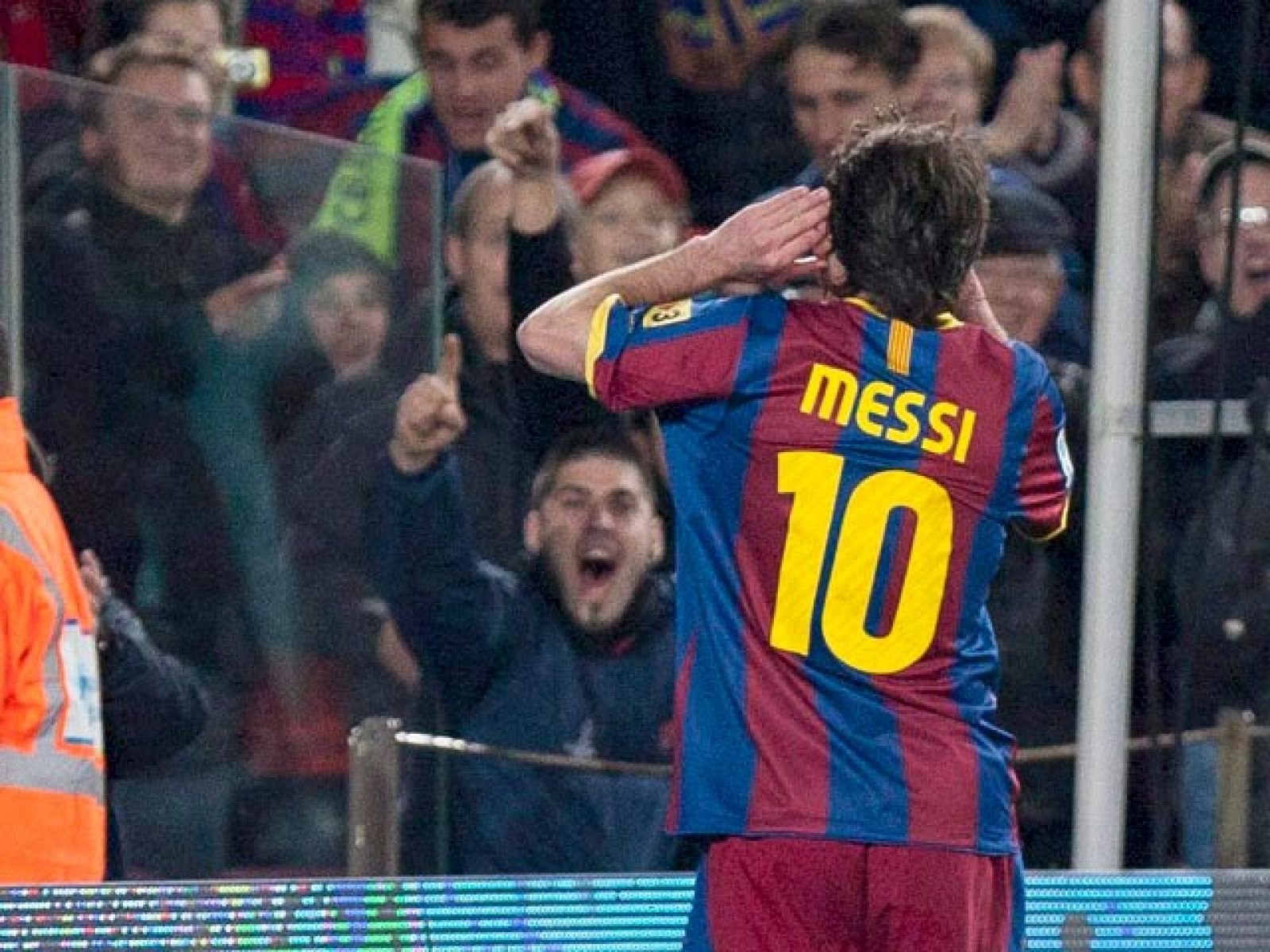 Guardiola ya tiene un nuevo mediocentro, Afellay. Un tanto del argentino al Valencia competirá por el Premio Puskas 2010