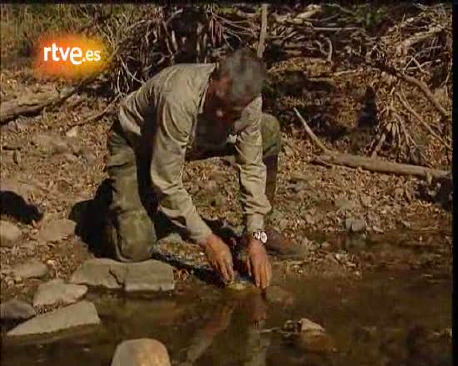 Marcos Rodríguez Pantoja, el niño salvaje de Sierra Morena, nos explicaba como pescaba  durante su etapa de aislamiento en la Sierra de Cardeña