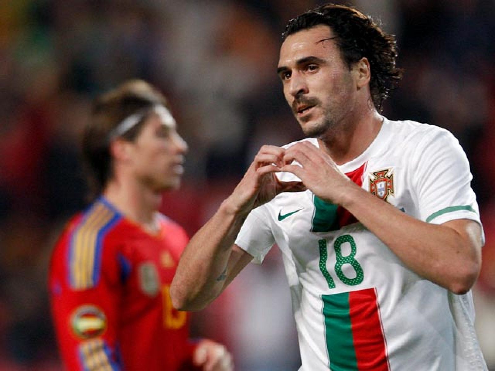 El centrocampista portugués remata una contra a poco de que el árbitro pite el final del partido