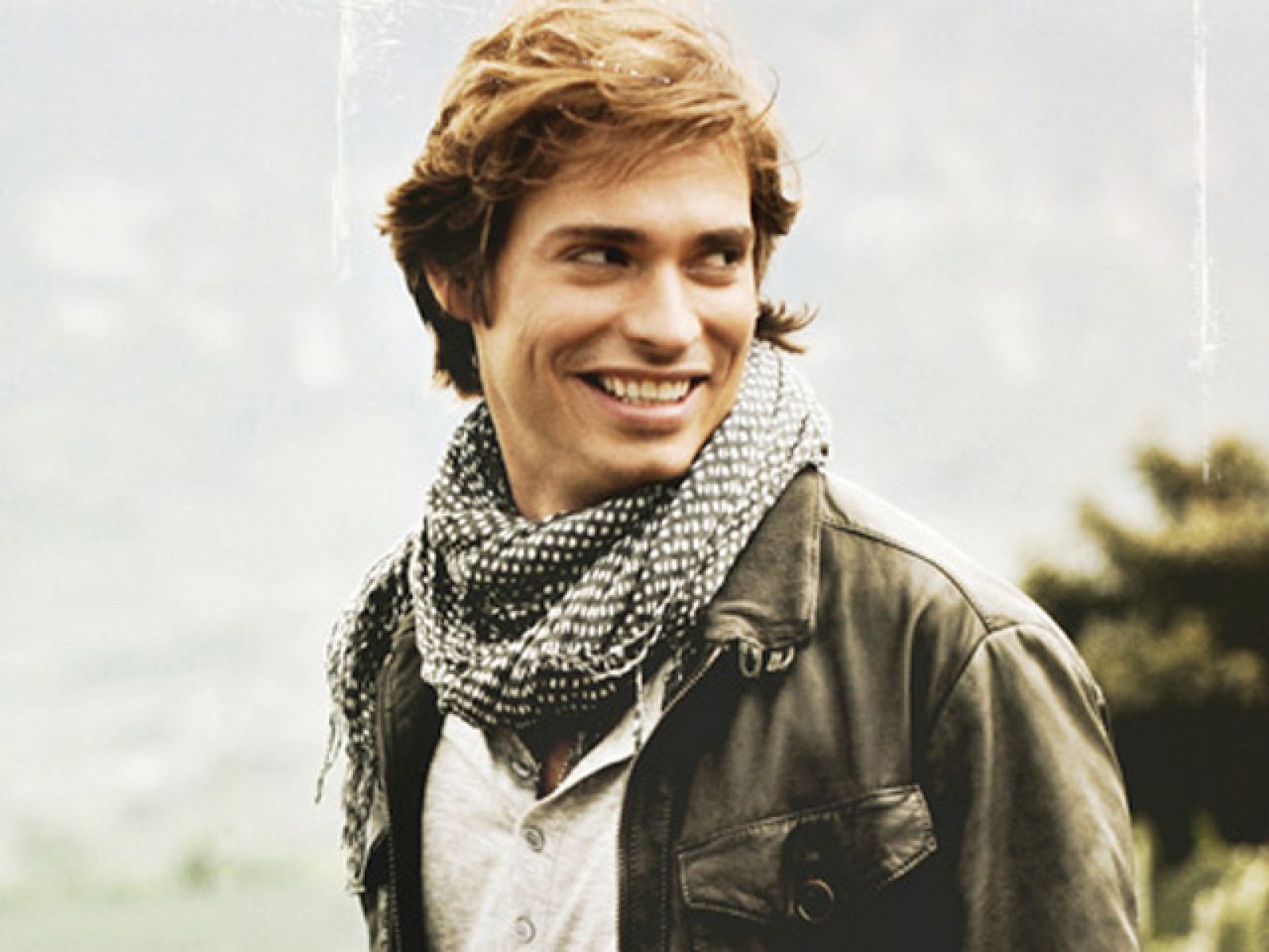 Carlos Baute presenta 'Amarte bien', su sexto trabajo discográfico. Se presenta con el single 'Quien te quiere como yo', cuyo videoclip se ha grabado en México. Este vídeo muestra el trabajo de grabacón y el resultado final del primer videoclip.