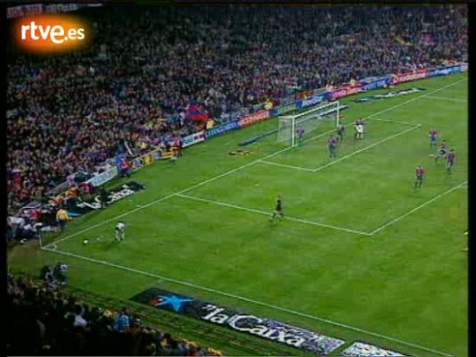 Deportes en el Archivo de RTVE - Figo, otra vez en la diana (Barça-Madrid 2002-2003)