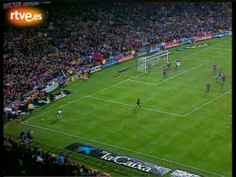 El portugués Luis Figo volvió a ser blanco móvil del lanzamiento de objetos desde la grada del Camp Nou, que no le perdonaba al ex azulgrana su fichaje por el eterno rival.