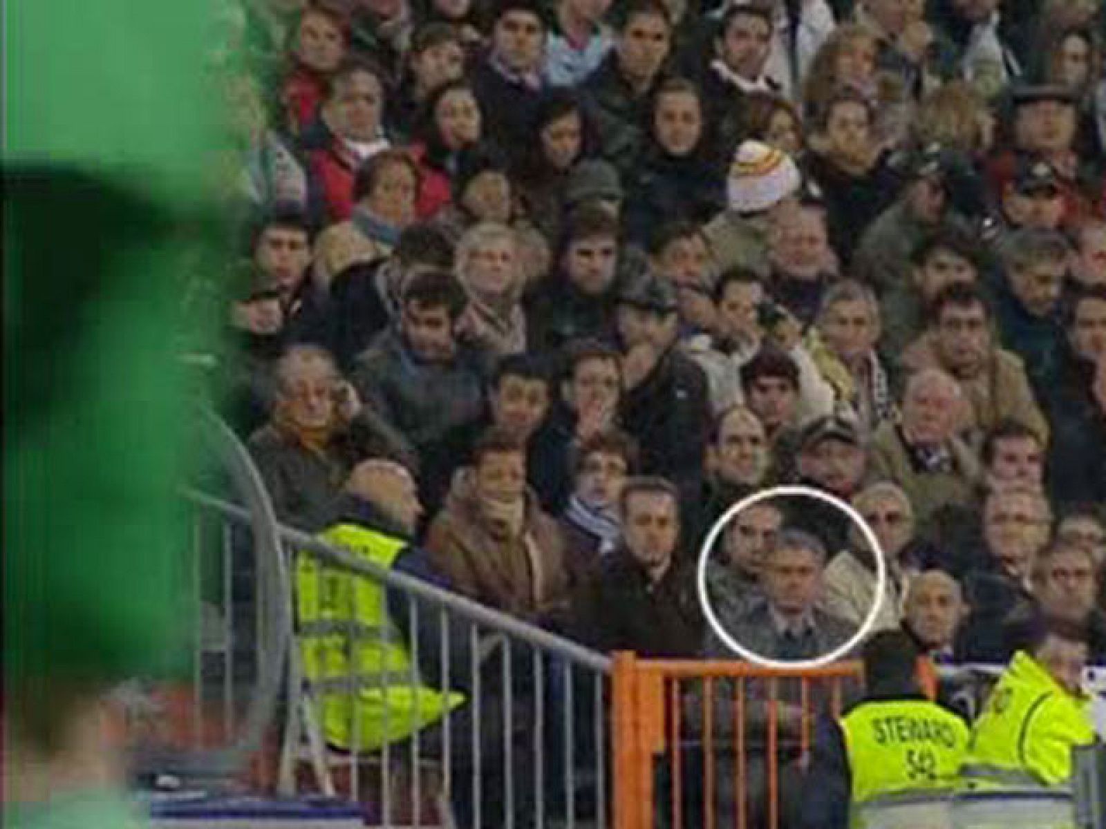 El portugués José Mourinho, entrenador del Real Madrid, presenció el inicio del partido ante el Athletic desde un palco Vip del Santiago Bernabéu, pero lo abandonó a los diez minutos para mezclarse con el público de la primera fila de la grada, desde
