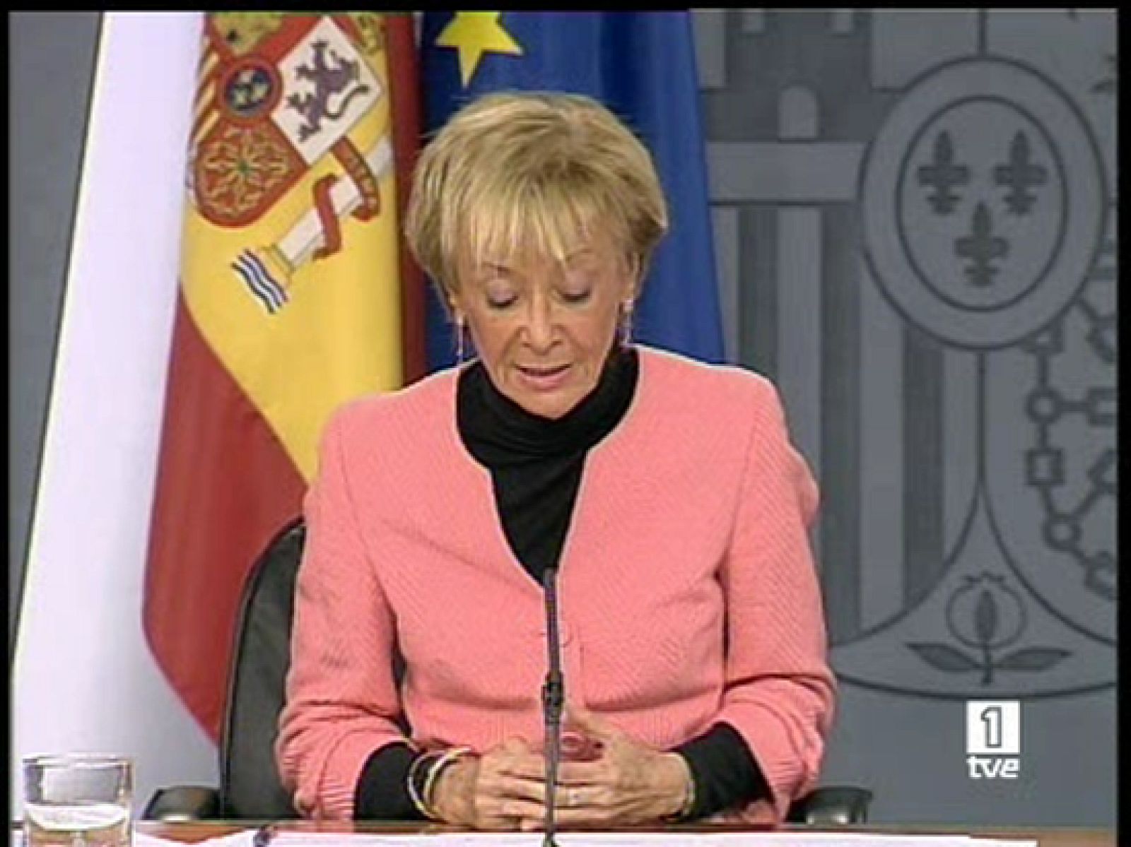 La vicepresidenta del Gobierno, María Teresa Fernández de la Vega, ha pedido al PP que solucione sus problemas internos para, cuanto antes, retomar su labor de oposición.También ha hablado de las ayudas económicas del Gobierno.