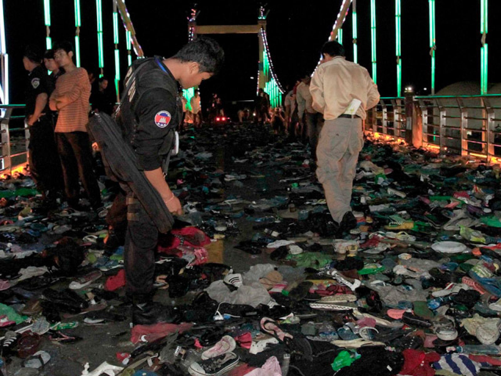Más de 300 personas han muerto y centenares han resultado heridasAl menos 339 personas en una estampida ocurrida en un puente de la capital camboyana, Phnom Penh, en uno de los principales festivales anuales del país.