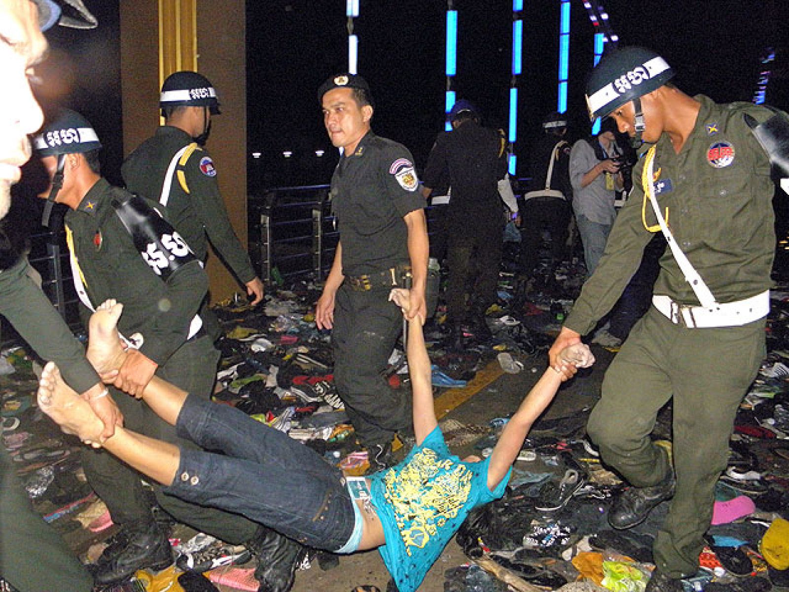 Telediario matinal en cuatro minutos - 23/11/10 | Ver