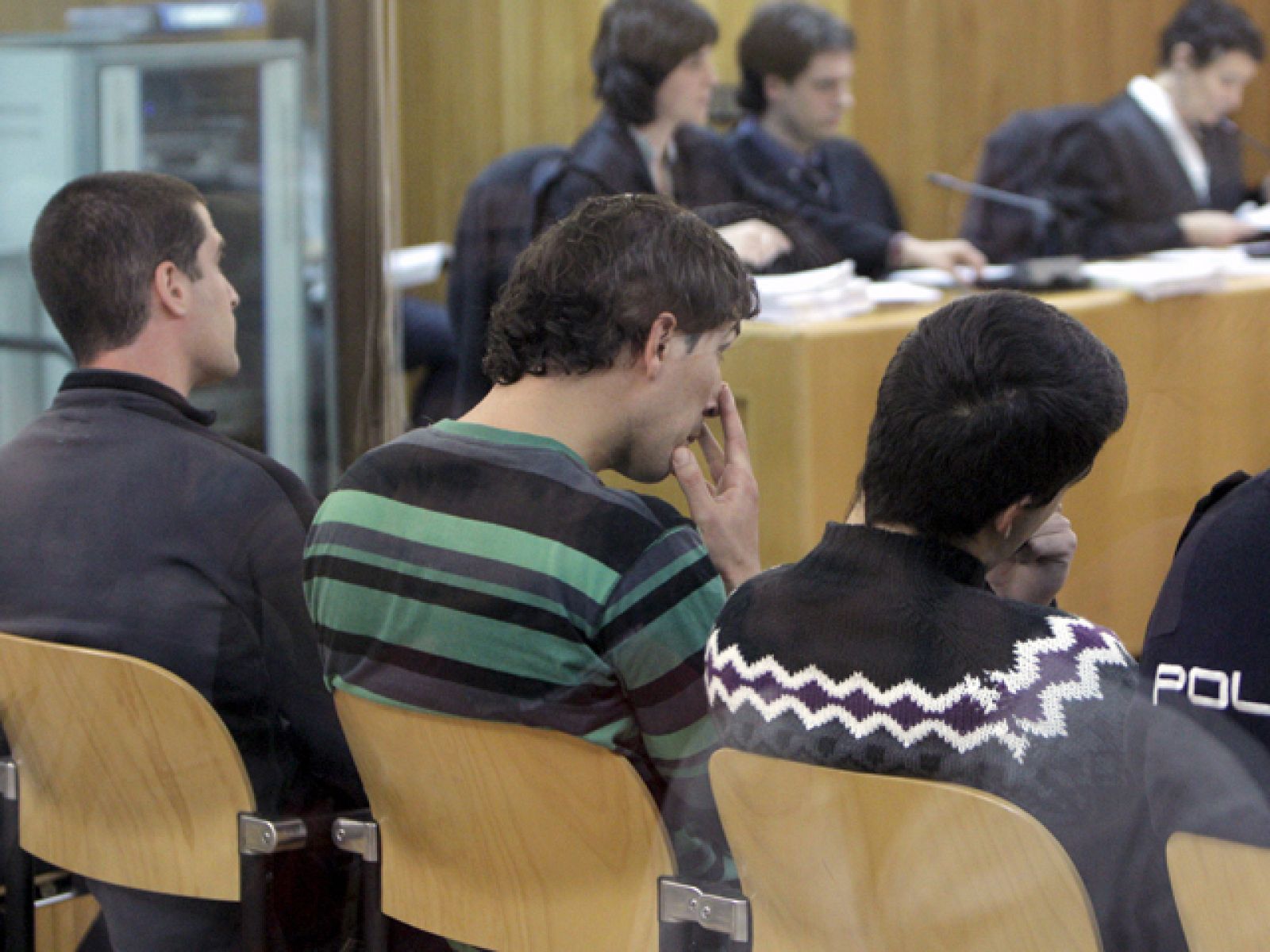 Comienza el juicio contra tres presuntos etarras acusados del atentado contra la casa cuartel de Legutiano