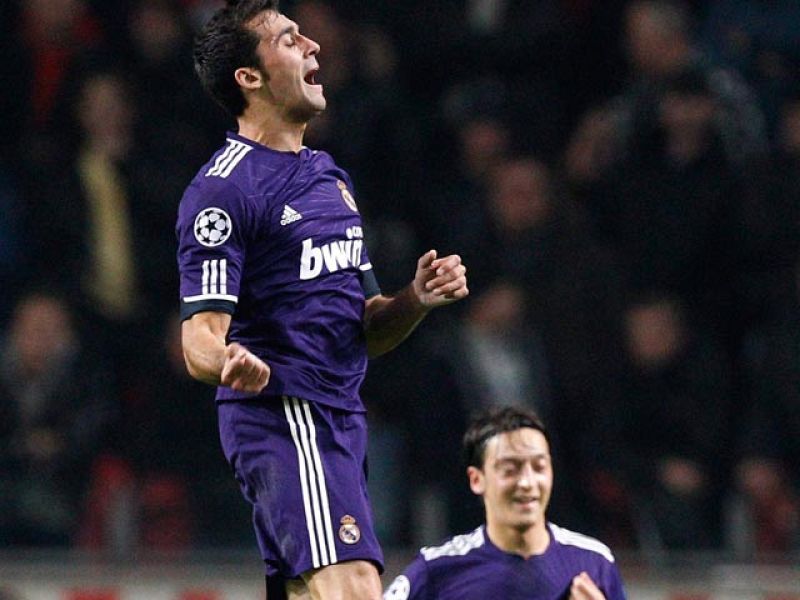 El lateral empalma un rechace al saque de falta de Cristiano y sorprende a todos, incluido el meta del Ajax, para colocar el balón ajustado al palo derecho