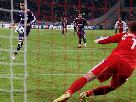 Champions League - Ronaldo marca el 4º de penalti