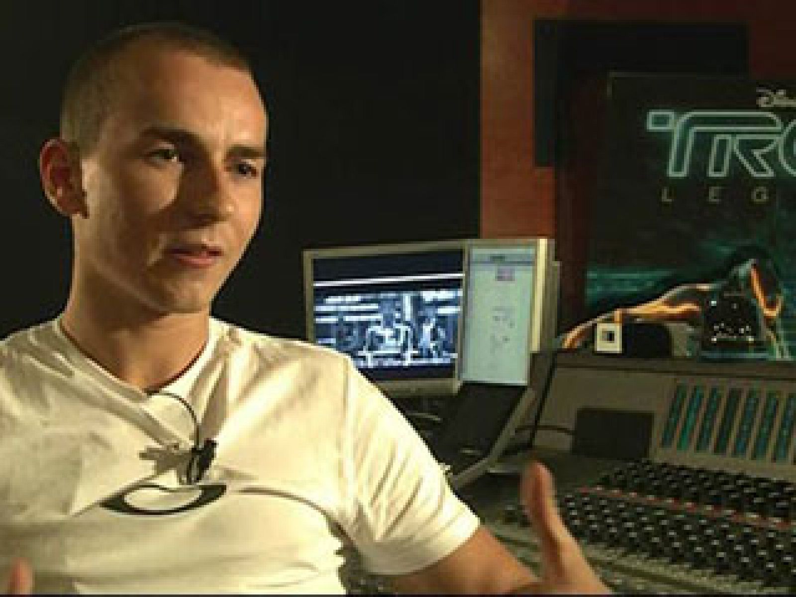 El Campeón del mundo de Moto GP, Jorge Lorenzo, debuta como actor de doblaje en 'Tron:Legacy' (Disney), que se estrena en Diciembre."Me ha gustado pilotar esas máquinas electrónicas aunque al final acabase desintegrado", ha asegurado. Una entrevista