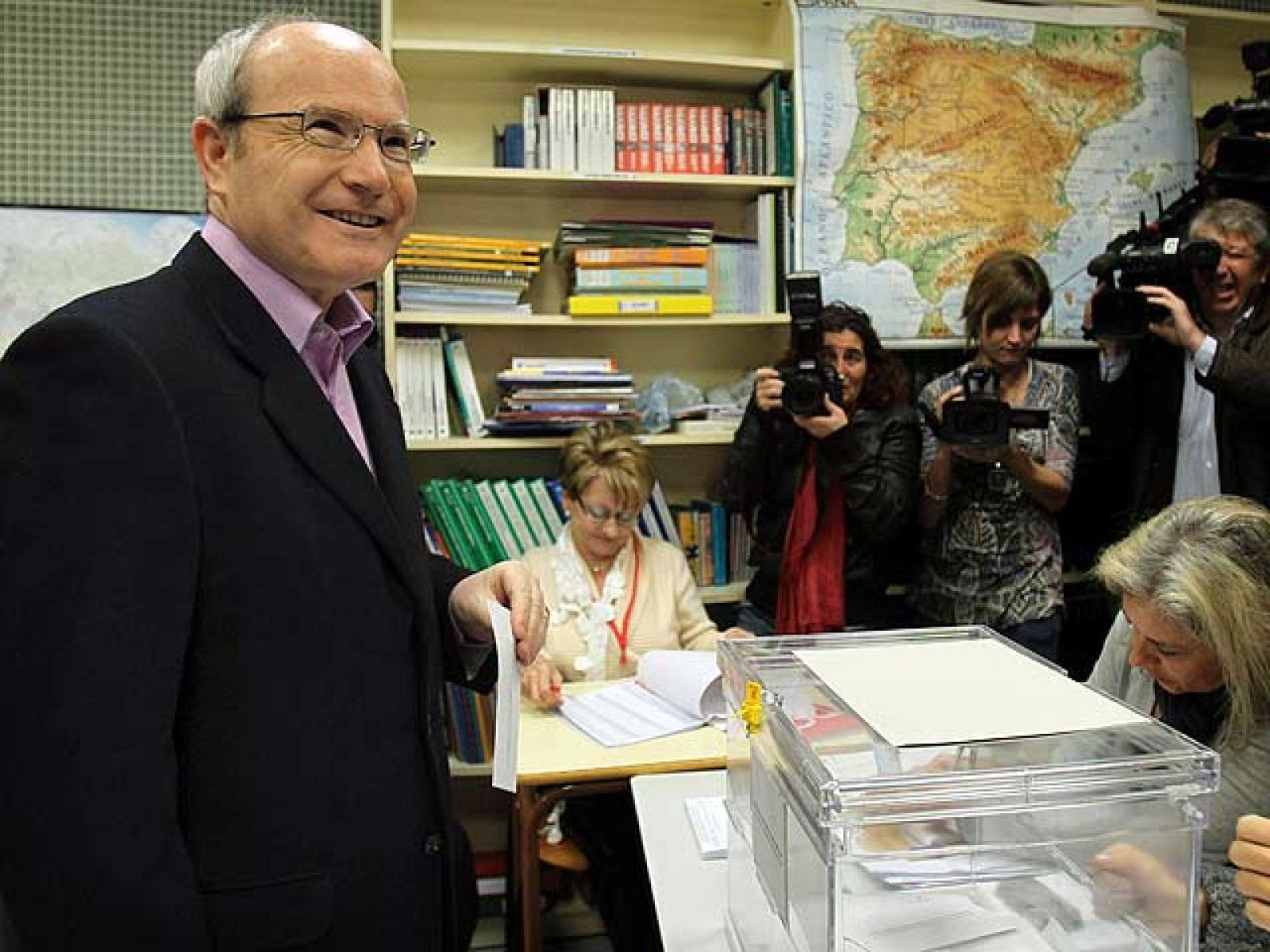 La jornada electoral en Cataluña ha empezado sin incidencias destacables.Todos los candidatos ya se han acercado a las urnas y han llamado a la participación.