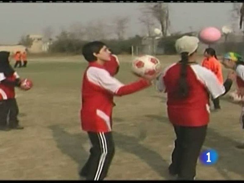 El país quiere olvidar la pesadilla de la guerra y el fútbol es una vía de escape, sobre todo para las mujeres