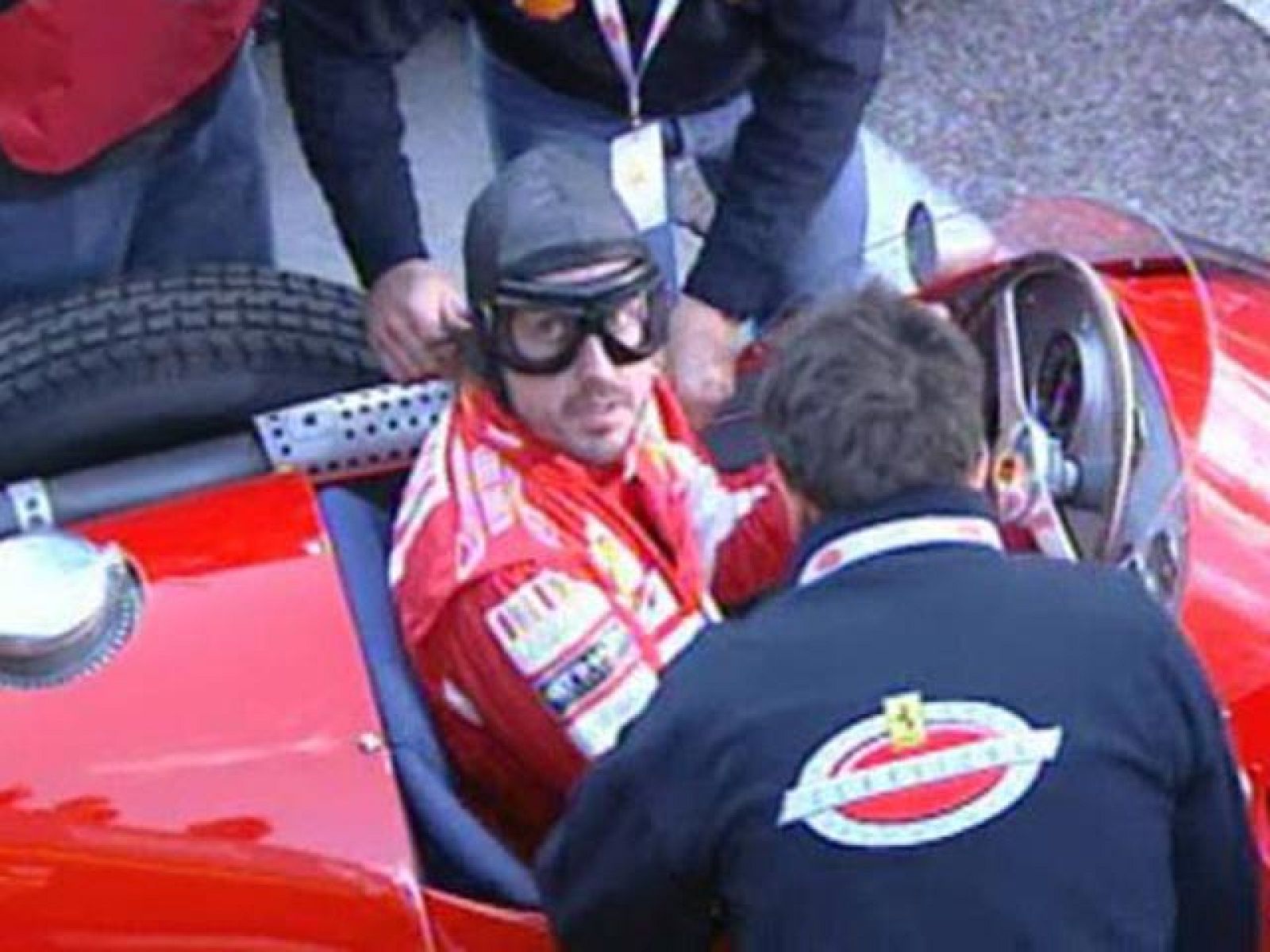 El asturiano se subió a un Ferrari de Fórmula 1 de los años cincuenta en la exhibición de la Scuderia en Cheste, dentro de las finales mundiales