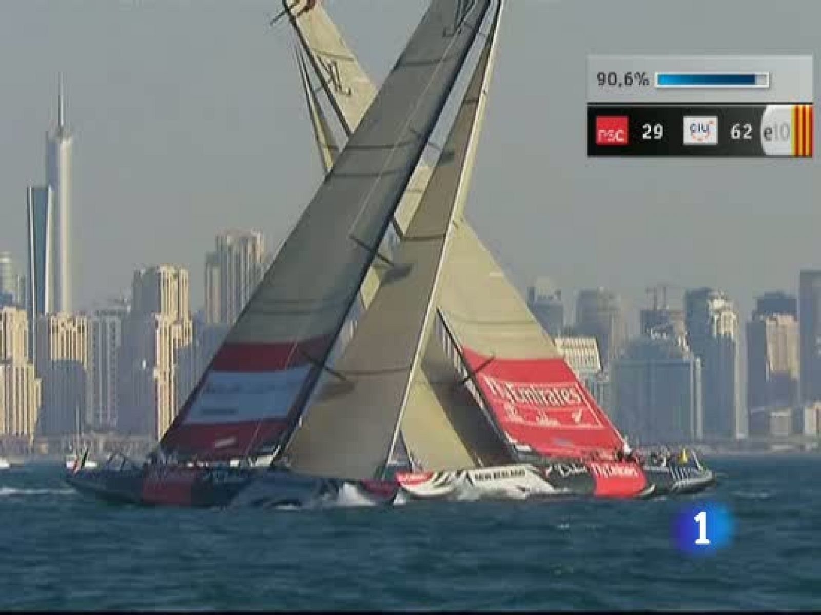 La vela también deja imágenes de lucha y choques entre los barcos. Estas imágenes son de la Louis Vuitton